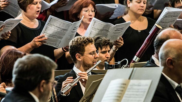 Robert Schumanns "Der Rose Pilgerfahrt" erklang beim Abschlusskonzert des Chorfestes Coburg in der Morizkirche. Foto: Jochen Berger
