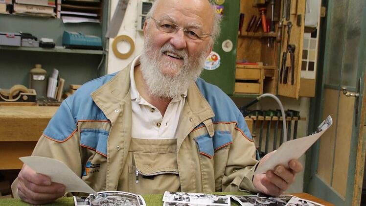 Erinnerungen auf der Werkbank: Schreiner Peter Krug begutachtet die Aufnahmen aus dem Archiv der Saale-Zeitung. Fotos: Ralf Ruppert, Archiv
