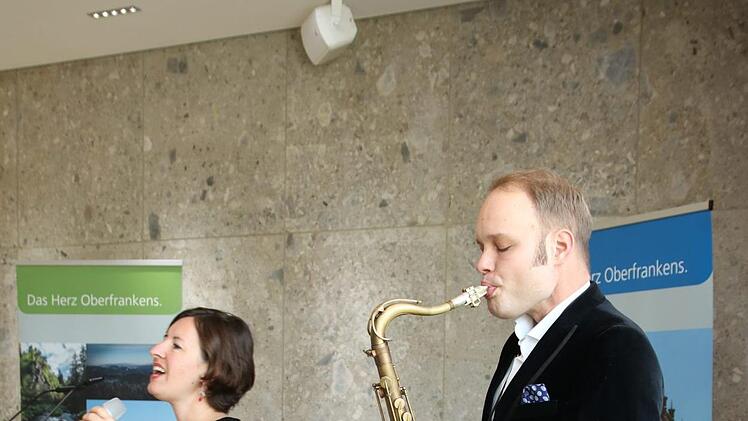Für Musik sorgen "The lady and the tramps" mit Sängerin Veronika Thoma, Saxophonist Peter Thoma und Andreas Weiss (Keyboard).Jürgen Gärtner
