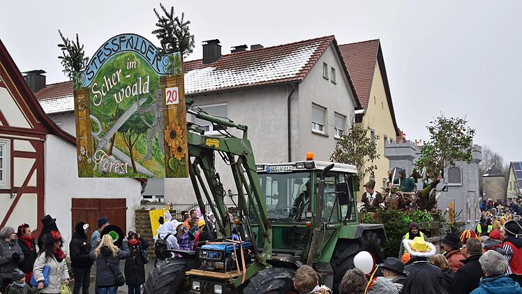 Gemäß ihrem Motto "Stessfalder im Scher-Woald-Forest" transportierten die Steinsfelder Vereine einen ganzen Wald auf ihrem Gefährt.