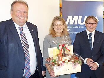 Peter Brehm (rechts) und Walter Nussel (links) danken Mechthilde Wittmann f&uuml;r den spannenden Gedankenaustausch zur IT-Sicherheit. Foto: pmw