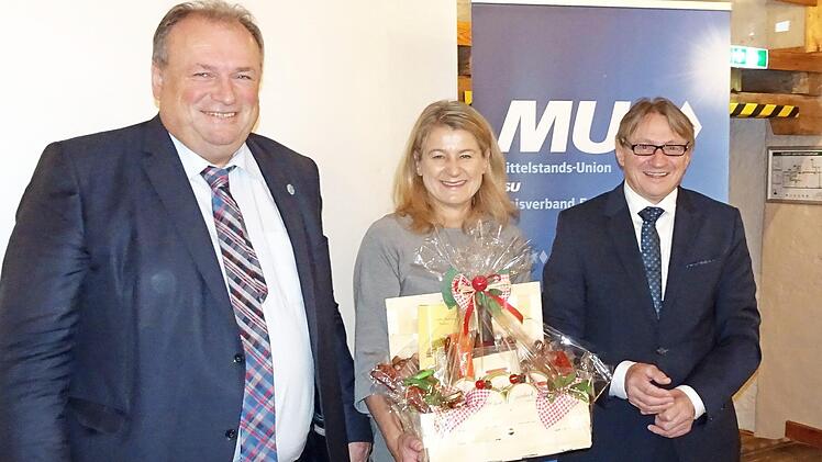 Peter Brehm (rechts) und Walter Nussel (links) danken Mechthilde Wittmann f&uuml;r den spannenden Gedankenaustausch zur IT-Sicherheit. Foto: pmw