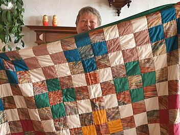 So fing's an. Der alte Vorhang aus braun-orangen Melangetönen setzt sich mit beige, grün, gelb und rot zu einer Quiltdecke zusammen.