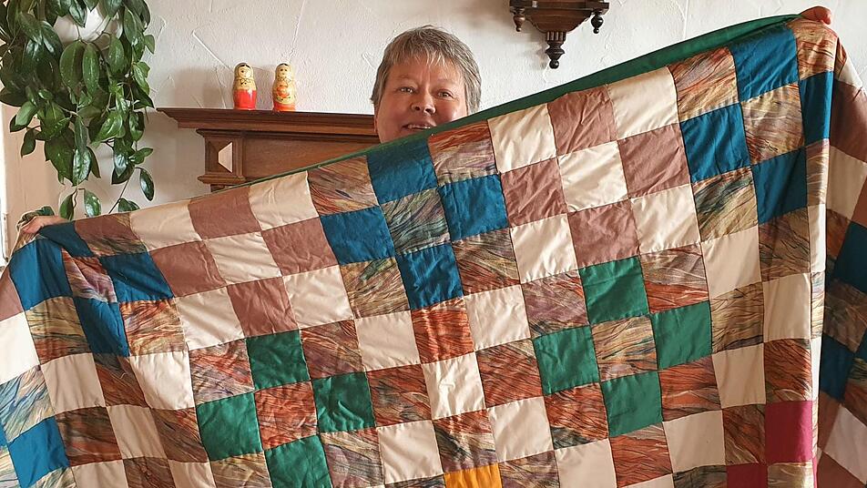 So fing's an. Der alte Vorhang aus braun-orangen Melangetönen setzt sich mit beige, grün, gelb und rot zu einer Quiltdecke zusammen.
