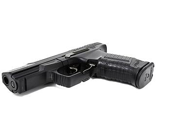 Softair-Waffen lassen sich optisch oft kaum von echten Schusswaffen unterscheiden.