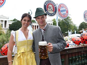 FC Bayern München Attends Oktoberfest Im Oktober 2025 besuchten Joshua und Lina Kimmich gemeinsam das Münchner Oktoberfest. Es hätte nicht viel gefehlt und der Besuch wäre wahrscheinlich ausgefallen - wegen eines Vereinswechsels.