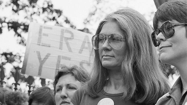 Steinem nimmt an einer Demonstration f&uuml;r Gleichberechtigung teil.