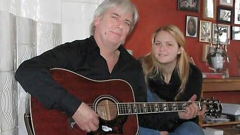 Wenn der Vater mit der Tochter... Thomas Büchner rockt immer noch auf seiner ersten Gitarre aus dem Jahr 1978 und Tochter Frieda, die ab und an dazu singt.