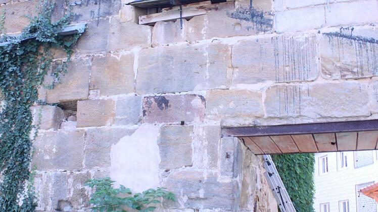 Die alte Stadtmauer verläuft an der Gebäuderückseite entlang.