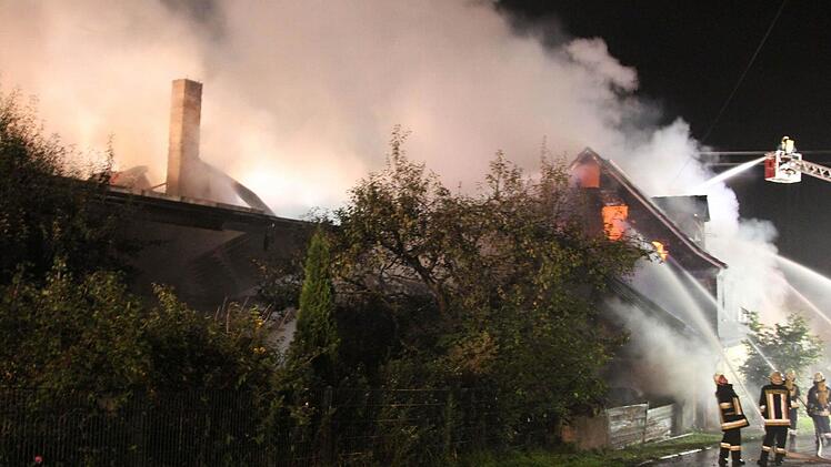 In Reichenbach starben bei einem Großbrand auf einem Bauernhof zehn Kälber, über 100 Milchkühe konnten gerettet werden. Der Bauer wurde leicht verletzt. Fotos: News5/Fricke