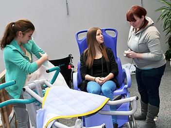 Anne Quast, Celina Franke und Lidia Lich (von links) probieren eine Aufstiegshilfe aus. Foto: Vogel