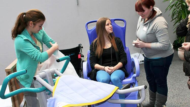 Anne Quast, Celina Franke und Lidia Lich (von links) probieren eine Aufstiegshilfe aus. Foto: Vogel