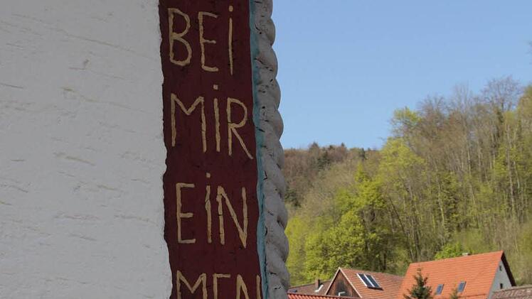 Im Balken des 1685 errichteten Gebäudes steht die Aufforderung, hier Rast zu machen.