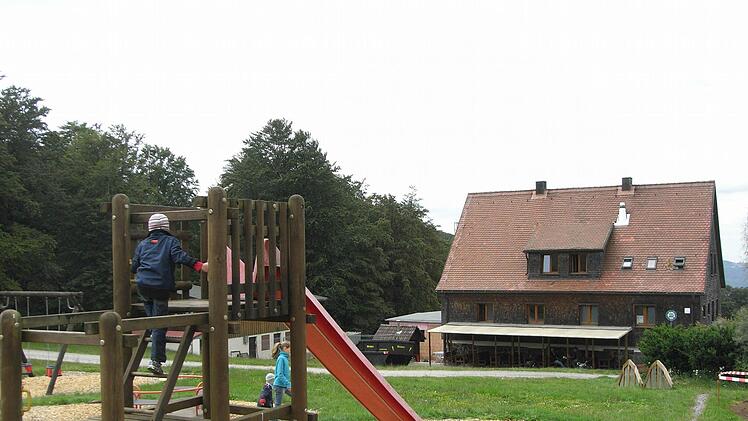 Der neue Spielplatz hinter dem Würzburger Haus ist für Eltern, die im Freien rasten, gut zu beobachten. Foto: Joachim Rübel