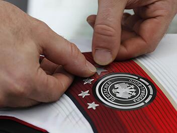 Der vierte Stern wird sorgfältig auf dem Trikot platziert. Fotos: Matthias Hoch
