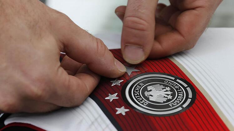 Der vierte Stern wird sorgfältig auf dem Trikot platziert. Fotos: Matthias Hoch
