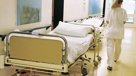 Inzwischen gibt es nach Auskunft von ärztlichem Direktor Walter Ludwig Strohmaier wieder freie Betten im Coburger Klinikum. Symbolbild: Sebastian Widmann, dpa (2007 in einem Hamburger Krankenhaus)