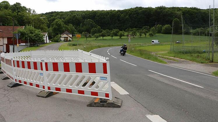 Auch die Barken am Ortsausgang sollen verhindern, dass Biker immer wieder wenden und die Strecke erneut fahren. Foto: Barbara Herbst