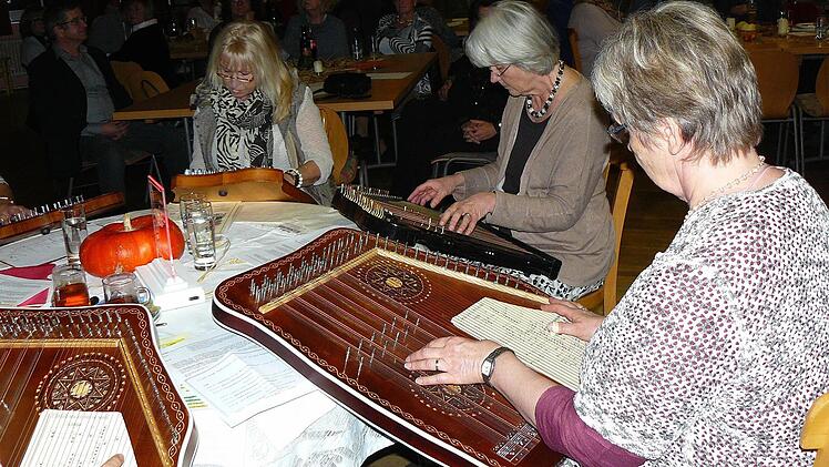 Die Frauen der Akkord-Zithergruppe "Zeitlos" entführten die Besucher in eine gemütliche Stube aus alten Zeiten.