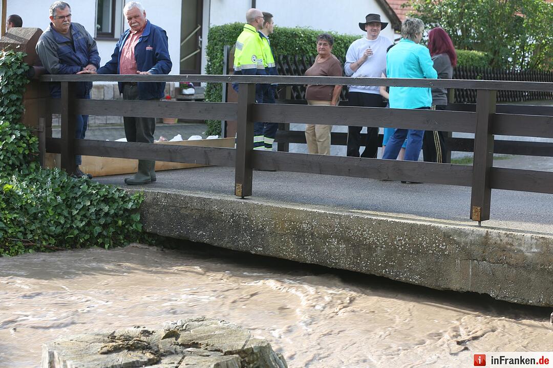 Erneuter Starkregen setzt Ortschaften unter Wasser