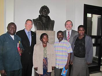 Eine vierköpfige Delegation aus Tansania war in Coburg zu Gast (von links): Dekan Mbiliny Boas, Dritter Bürgermeister Thomas Nowak, Evangelistin Gissame Yelonimas, Dekan Lyawene Award, Dekan Andreas Kleefeld und Evangelistin Mwalwipa Hobokela. Foto: Martin Koch