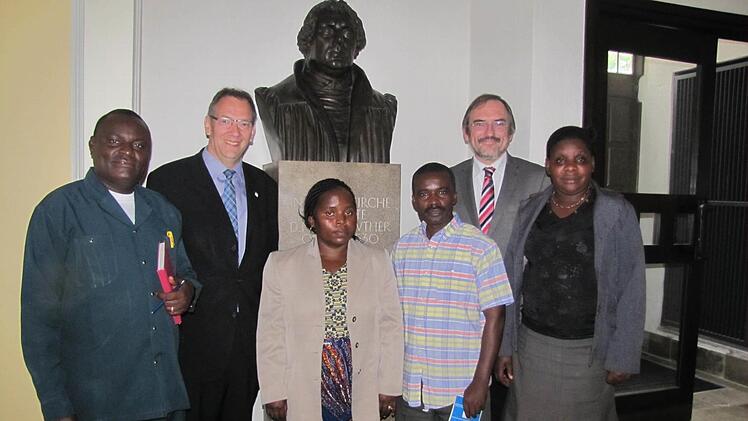 Eine vierköpfige Delegation aus Tansania war in Coburg zu Gast (von links): Dekan Mbiliny Boas, Dritter Bürgermeister Thomas Nowak, Evangelistin Gissame Yelonimas, Dekan Lyawene Award, Dekan Andreas Kleefeld und Evangelistin Mwalwipa Hobokela. Foto: Martin Koch