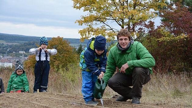Saat der Ackerwildkr&auml;uter mit der Sinnbergschule und dem Waldkindergarten Fotos: Elisabeth Assmann