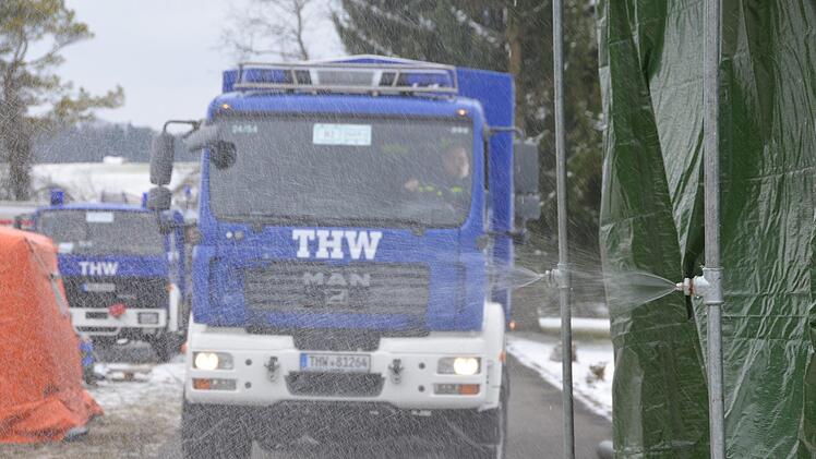 Von unten und von den Seiten sprüht Wasser gegen den Lkw. Foto: Peter Rauch