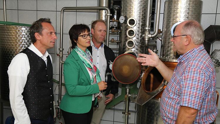 In der Brennerei Siebenhaar (v. l.): Thorsten Glauber, Ulrike Müller, Thomas Kern und Otto Siebenhaar