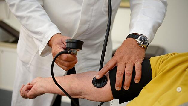 Ärzte, die Bluthochdruck diagnostizieren, verschreiben oft Medikamente dagegen. Das kann allerdings böse Folgen haben: Lungenkrebs. Foto: Bernd Weissbrod/dpa
