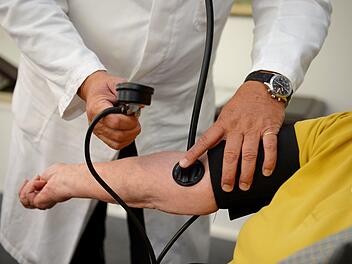 Ärzte, die Bluthochdruck diagnostizieren, verschreiben oft Medikamente dagegen. Das kann allerdings böse Folgen haben: Lungenkrebs. Foto: Bernd Weissbrod/dpa