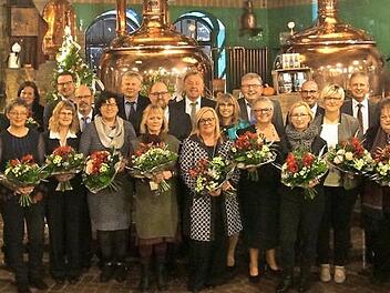 Vorstandsvorsitzender Karl-Heinz Endlein (2. von links) übergab gemeinsam mit seinen Vorstandskollegen Klaus Gimperlein (links), Markus Engelmayer (2.von rechts) und Thomas Gimperlein (rechts) Geschenke und Urkunden. Foto: privat