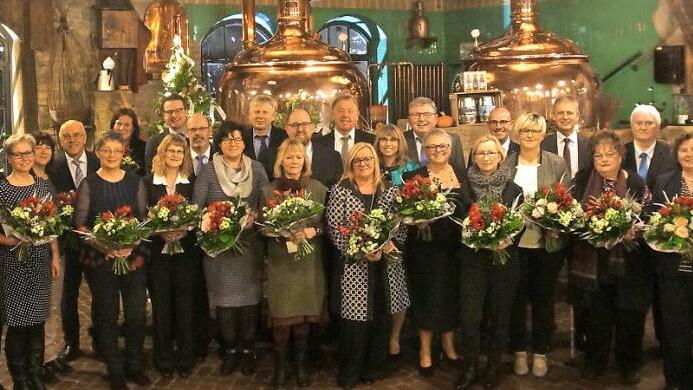Vorstandsvorsitzender Karl-Heinz Endlein (2. von links) übergab gemeinsam mit seinen Vorstandskollegen Klaus Gimperlein (links), Markus Engelmayer (2.von rechts) und Thomas Gimperlein (rechts) Geschenke und Urkunden. Foto: privat