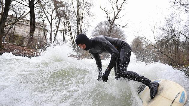 Eine Surfwelle wie im M&uuml;nchner Eisbach w&uuml;nscht sich Hans-G&uuml;nter Br&uuml;nker (Volt) auch in Bamberg.  Foto: Marc M&uuml;ller/dpa