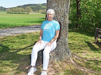 Fitness- und Yogacoach Birgit Schmitt vom Verein "Gemeinsam gegen Krebs" zeigt, wie die Beinmuskeln mit der Sitzhaltung am Baum gestärkt werden.  Foto: Karl- Heinz Hofmann