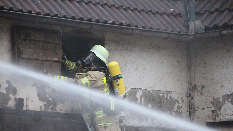 Über alle Öffnungen wurde das Feuer bekämpft.  Foto: Andreas Dorsch