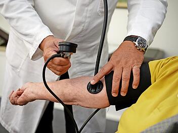 Ärzte fehlen nicht nur im Coburger Land. Bei seinem Besuch vor Ort zeigte sich Bayerns Gesundheitsminister offen für die Schaffung weiterer Studienplätze im Fach Medizin.