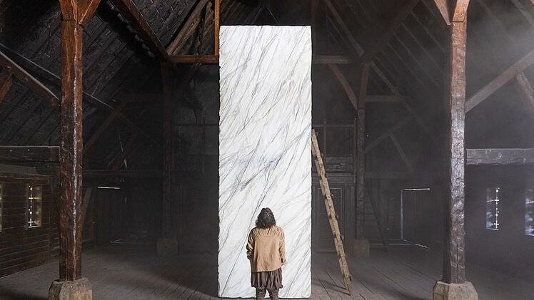 Michelangelo (Eddie Mann) soll im Auftrag von Julius II. in Rom arbeiten.