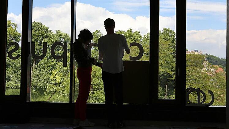 Auch nach außen soll der "Designcampus open" sichtbar werden - hier der Blick aus dem Zeichensaal im Neubau hinterm Hofbrauhaus. Fotos: Barbar Herbst