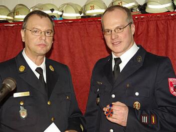 Kreisbrandinspektor Harald Albert (links) überreichte dem Garitzer Kommandanten Ralf Schubert das Ehrenzeichen in Bronze des Deutschen Feuerwehrverbandes. Fotos: Klaus Werner