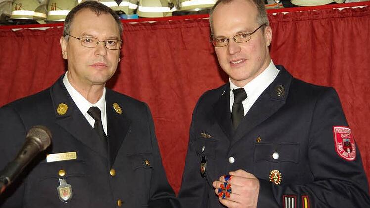 Kreisbrandinspektor Harald Albert (links) überreichte dem Garitzer Kommandanten Ralf Schubert das Ehrenzeichen in Bronze des Deutschen Feuerwehrverbandes. Fotos: Klaus Werner
