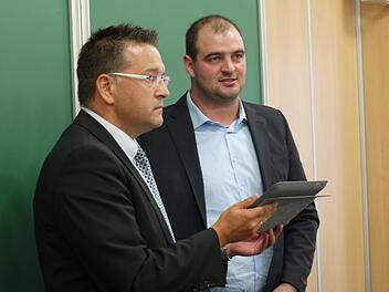 Da kein Gemeinderatsmitglied in den Ortsteilen Weppersdorf, Lauf und Wiesendorf wohnt, wählten die dortigen Bürger Timotheus Scheppe (r.) zu ihrem Ortssprecher. Bürgermeister Karsten Fischkal vereidigte ihn in der Sitzung. Foto: Pauline Lindner