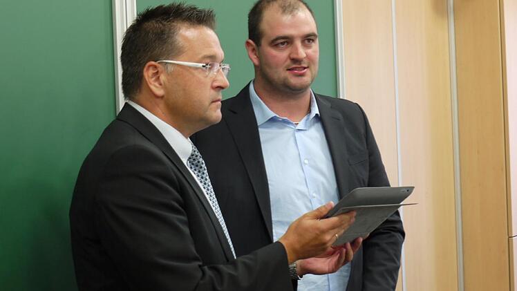 Da kein Gemeinderatsmitglied in den Ortsteilen Weppersdorf, Lauf und Wiesendorf wohnt, wählten die dortigen Bürger Timotheus Scheppe (r.) zu ihrem Ortssprecher. Bürgermeister Karsten Fischkal vereidigte ihn in der Sitzung. Foto: Pauline Lindner