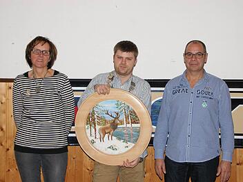 Alexander Dorsch (Mitte) ist der Schützenkönig beim Schützenverein Hubertus. Ihm zur Seite stehen Inge Metz , (1. Ritter) und Frank Wegemer (2.Ritter). Fotos: privat