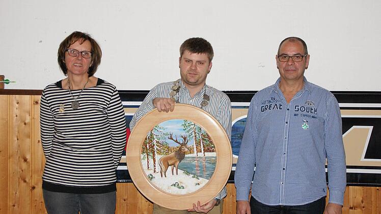 Alexander Dorsch (Mitte) ist der Schützenkönig beim Schützenverein Hubertus. Ihm zur Seite stehen Inge Metz , (1. Ritter) und Frank Wegemer (2.Ritter). Fotos: privat