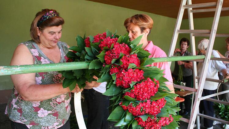 Brigitte Sommerkorn (links) und Irmgard Baier kümmern sich um Bartnelken Foto: Evi Seeger