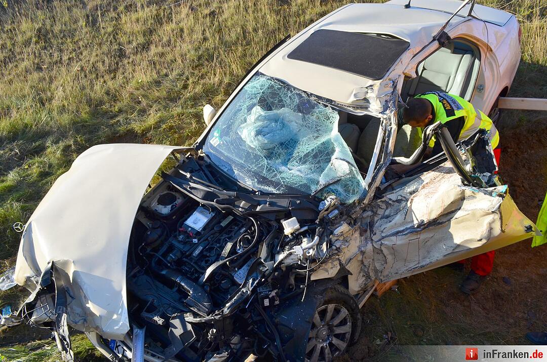 Lkw rammt Taxi auf B8