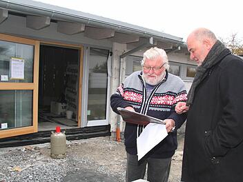 Lagebesprechung zwischen Bürgermeister Ralf Holzmann (rechts) und Ingenieur Hans Spindler: Der Zeitplan für den Bau des neuen Rugendorfer Ärztehauses wird voll und ganz eingehalten. Bis zum Frühjahr soll das Gebäude fertiggestellt werden. Fotos: Sonja Adam