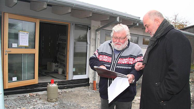 Lagebesprechung zwischen Bürgermeister Ralf Holzmann (rechts) und Ingenieur Hans Spindler: Der Zeitplan für den Bau des neuen Rugendorfer Ärztehauses wird voll und ganz eingehalten. Bis zum Frühjahr soll das Gebäude fertiggestellt werden. Fotos: Sonja Adam