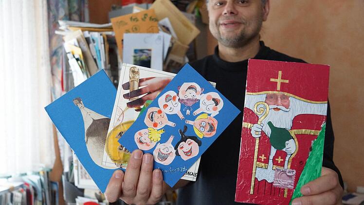 Roland Halbritter zeigt eine Auswahl an zugeschickten Postkarten.Foto: Arkadius Guzy